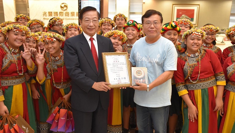 兆豐銀行文教基金會贊助屏東希望合唱團赴德合唱大賽獲3金，為國爭光。