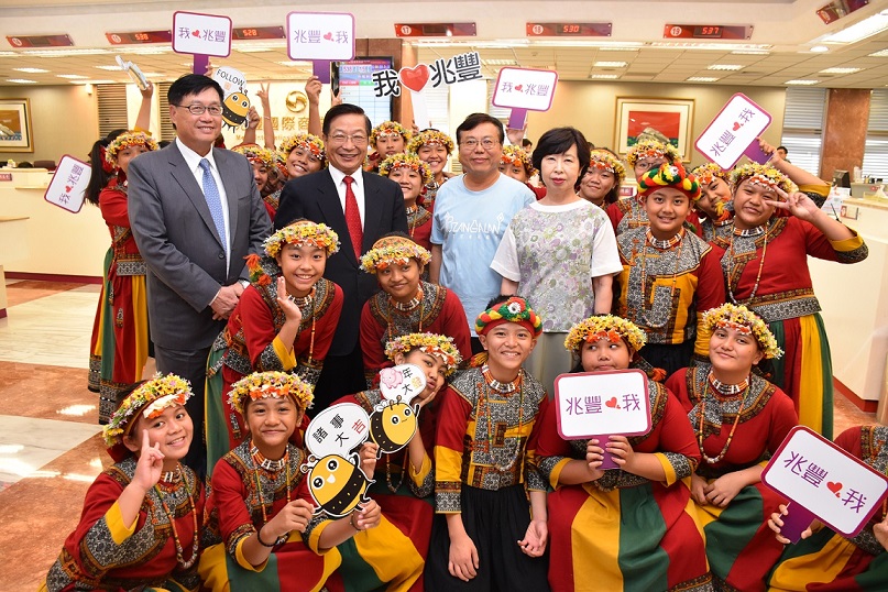 希望合唱團專程至兆豐銀行獻唱得獎歌曲，讓前來洽辦業務的客戶共同欣賞天籟美聲。