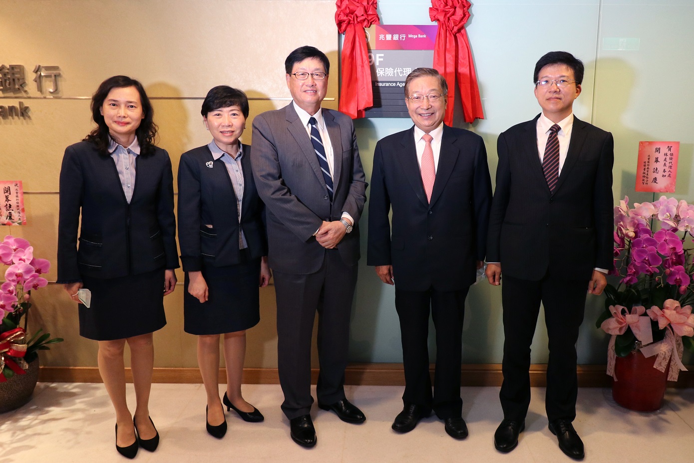 兆豐銀行合併兆豐保代，成立保險代理人處，盼整合集團資源、發揮經營綜效，兆豐金控張兆順董事長(右二)、胡光華總經理(右一)及兆豐銀行蔡永義總經理(右三)共同出席揭牌儀式。
