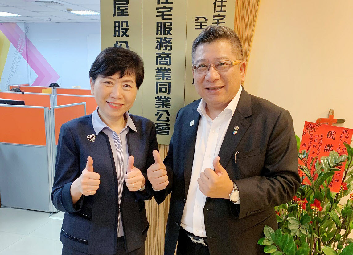 兆豐銀行創公股首例，成功加入包租代管媒合平台，由兆豐銀行陳昭蓉副總經理(左)及租賃住宅服務商業同業公會全國聯合會鄭俊杰理事長(右)完成「留房養老安養信託」合作備忘錄簽署