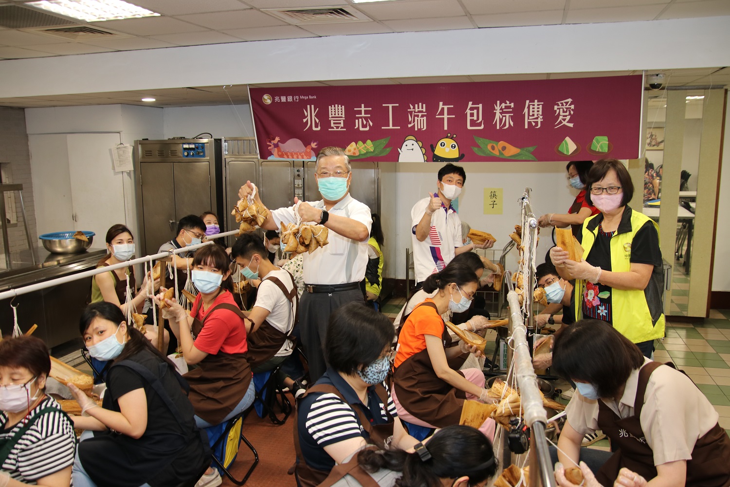 兆豐文教基金會及慈善基金會董事長張兆順也參與包粽送愛活動，鼓勵兆豐志工發揮熱忱與愛心來回饋社會