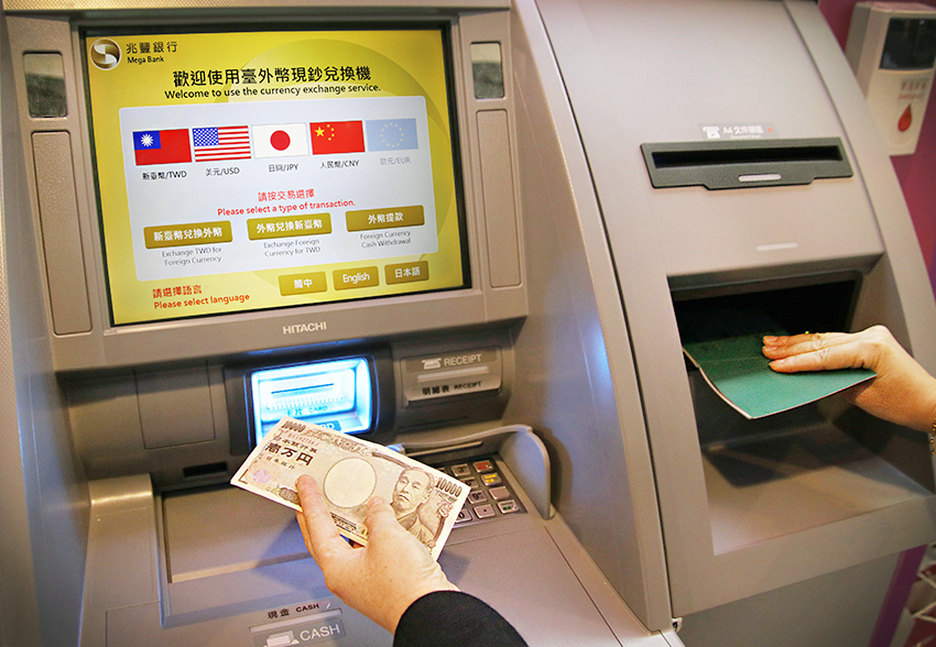 兆豐銀行「外幣現鈔兌換機」可讓旅客省去跑銀行時間，而且免手續費輕鬆兌換。