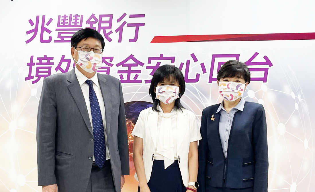 兆豐銀行舉辦「境外資金匯回實務篇」視訊講座，臺北國稅局局長宋秀玲(中)、兆豐銀行蔡永義總經理(左)、陳昭蓉副總經理(右)共同出席，透過視訊提醒客戶掌握8／14前匯回專法適用時效。