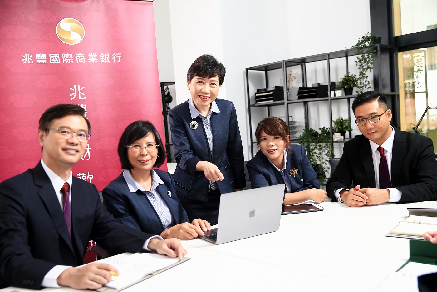兆豐銀行榮獲「最佳高資產客戶私人銀行獎」殊榮，陳昭蓉副總經理(中)帶領團隊推動財管2.0，財富專業服務深得高資產客戶的信賴。