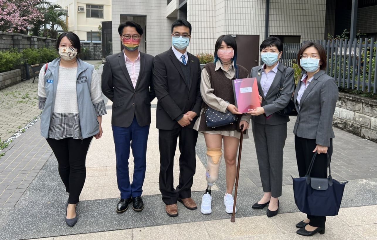 兆豐銀行透過信託管理幫助守護愛心；由兆豐銀行副總經理陳昭蓉(右二)、信託處處長侯君儀(右一)、陳光軒議員(左二)、曾玟學議員助理(左一)及信託監察人陳永喜律師(左三)共同協助小熙(右三)規劃信託管理社會大眾的愛心捐款。