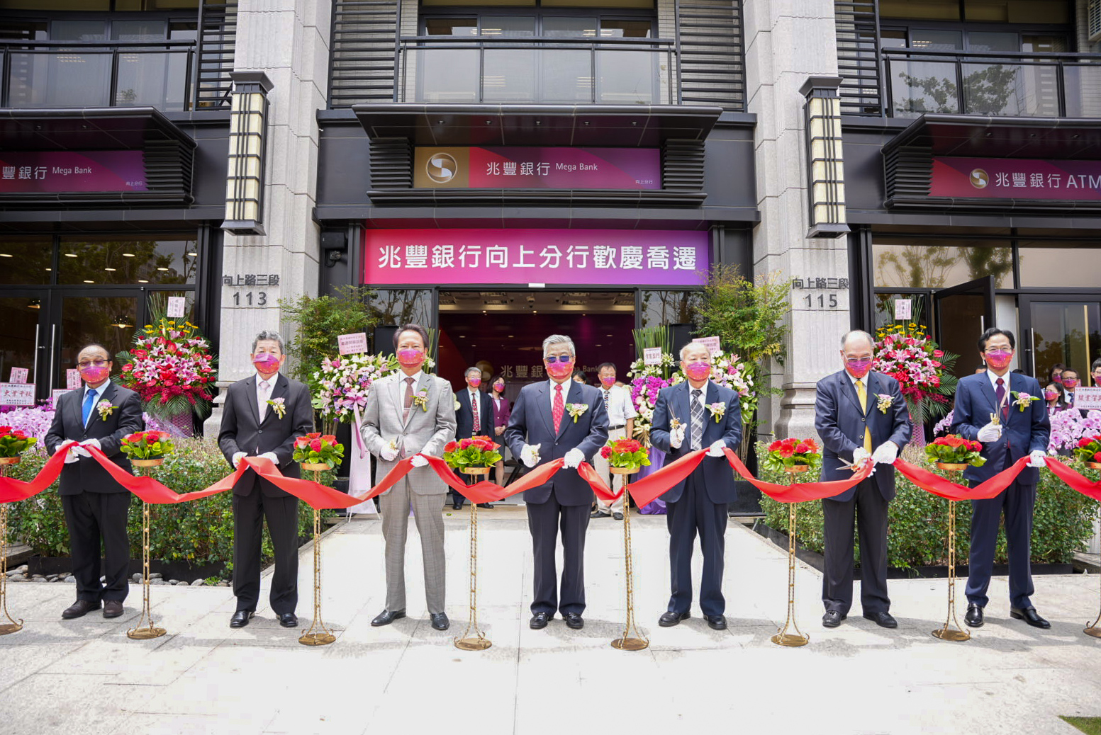 圖說：向上分行今日上午歡慶喬遷更名，兆豐銀行張兆順董事長與台灣手工具工業同業公會理事長黃信德(左1)，台中市不動產開發商業同業公會邱崇喆名譽理事長(左2)，豐邑建設劉樹居董事長(左3)，喬山健康科技羅崑泉董事長(右3)，台灣工具機暨零組件工業同業公會許文憲理事長(右2)，兆豐銀行向上分行陳永昌經理(右1)共同參與剪綵儀式。