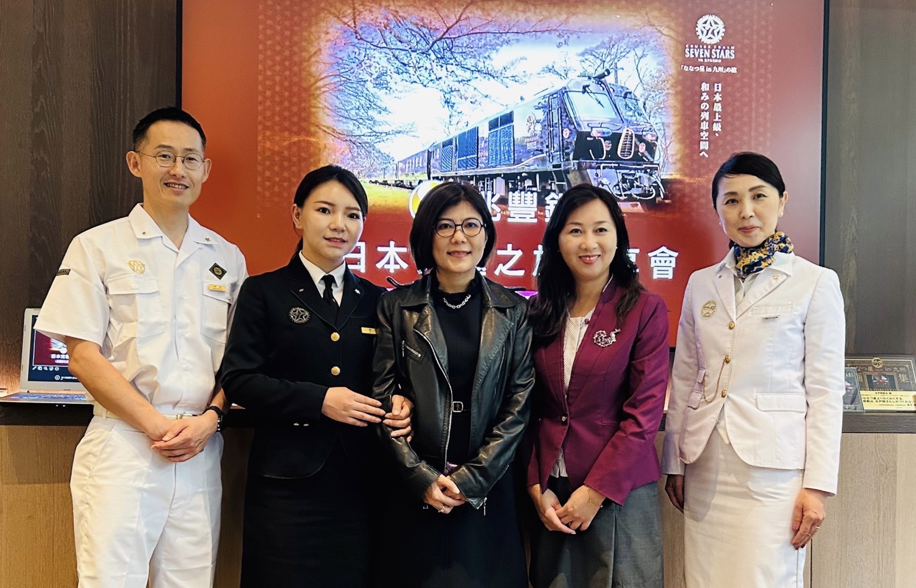 圖說：寵翻高端VIP！兆豐卡包團七星列車，特邀請日本團隊親自來台分享介紹行程。(右二為信用卡暨支付處處長蔡秀玲，右三為永恆旅行社執行長謝欣霓)_