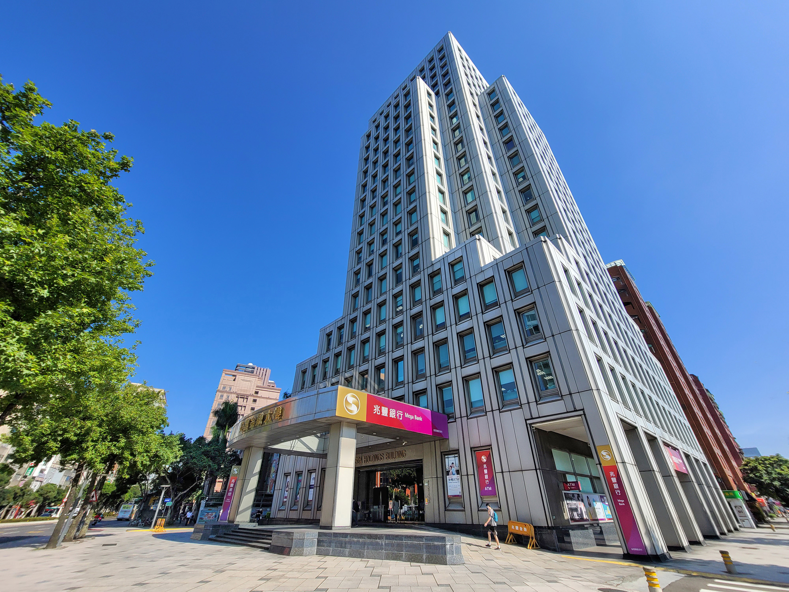 圖說：掌握產業脈動及市場趨勢，兆豐銀行與新加坡星展銀行結盟簽訂備忘錄。