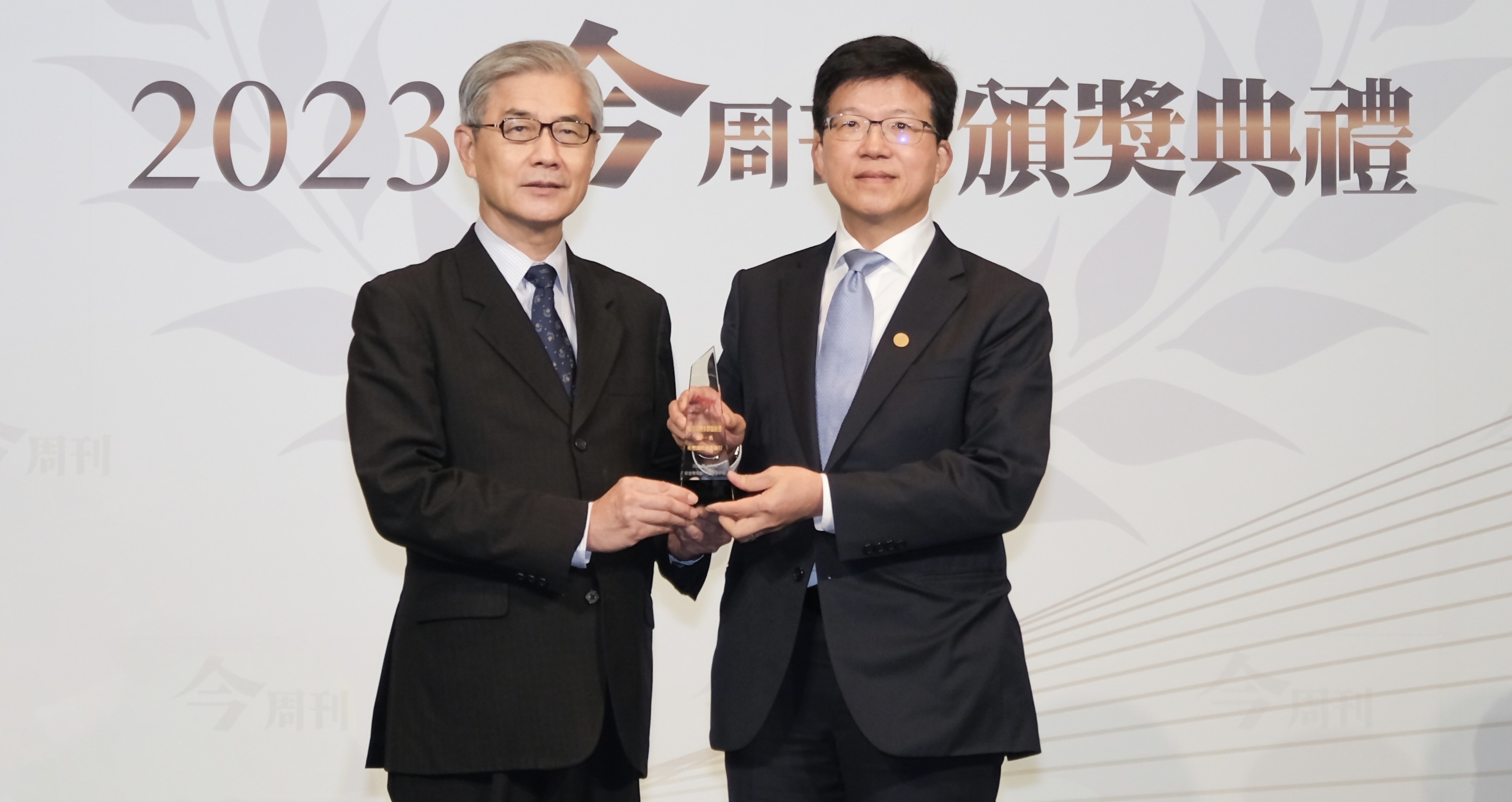 圖說：兆豐銀行榮獲今周刊2023年財富管理銀行暨證券評鑑「最佳高階客群服務獎」、「最佳風控獎」及「最佳行銷創新獎」等三大獎；兆豐銀行總經理胡光華(右)從金管會主委黃天牧(左)手中接獲榮耀獎盃。