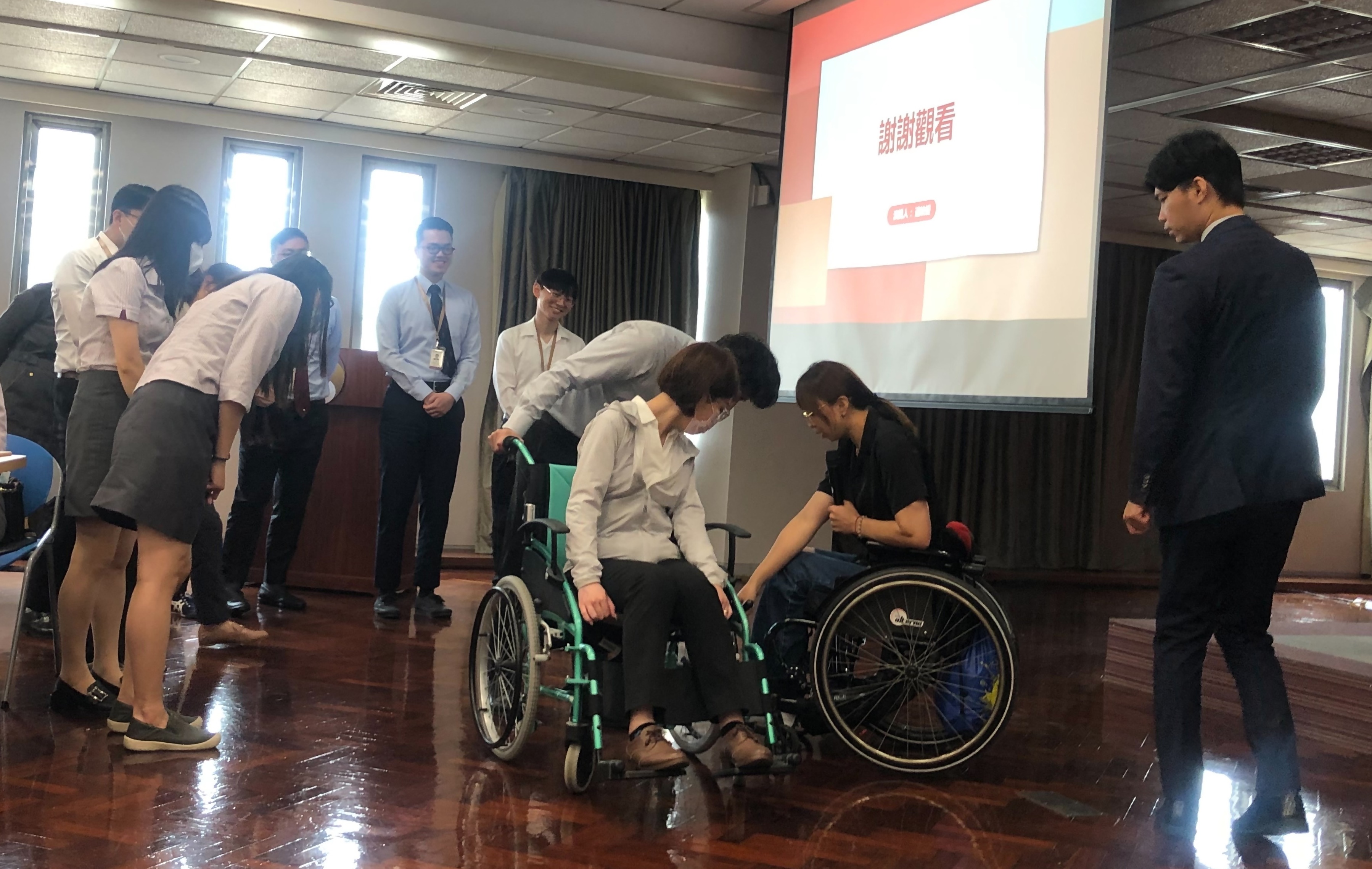 講師教授使用輪椅之技巧，並讓行員實際操作演練，希望客戶能感受到行員的貼心服務。