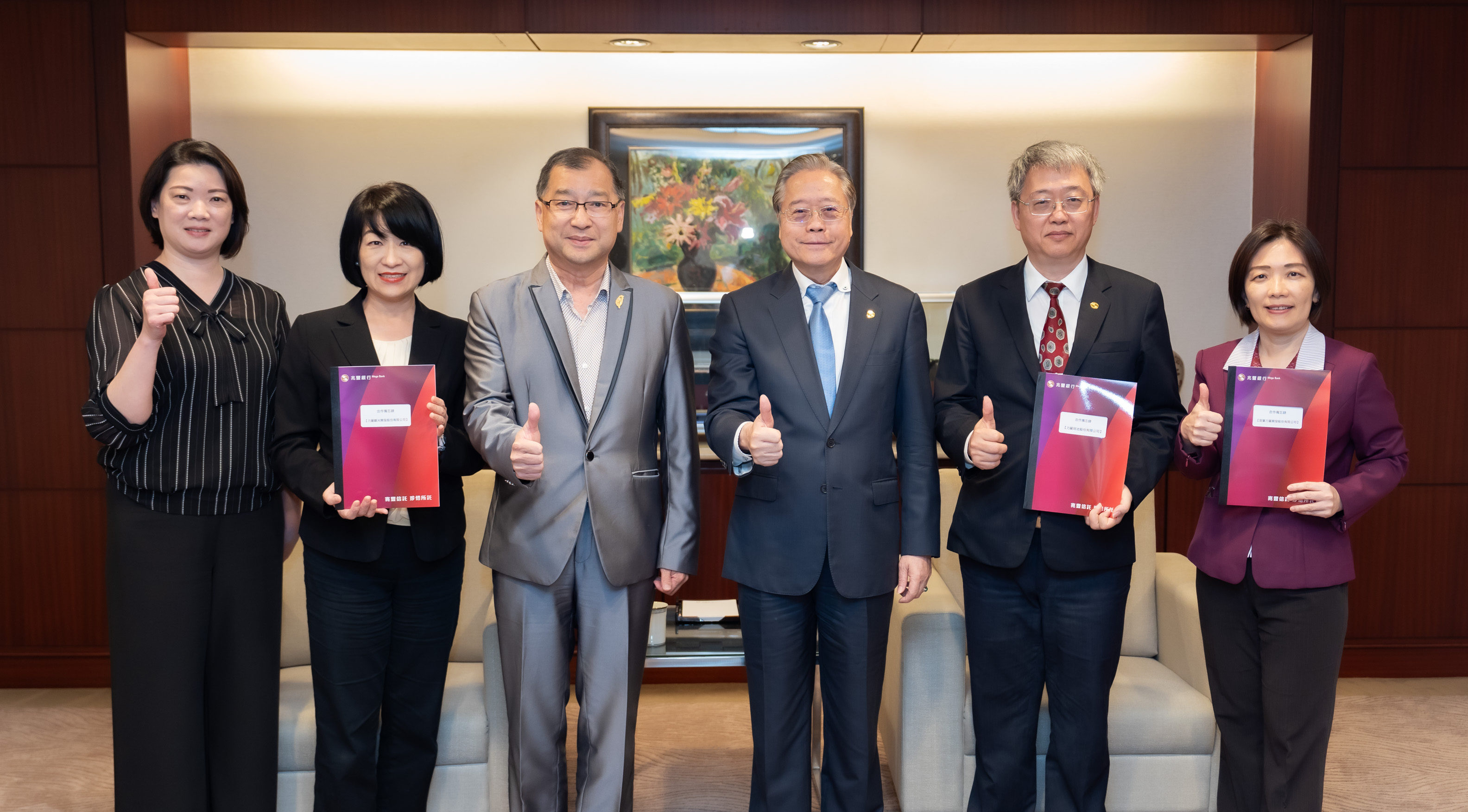 圖說：兆豐銀行與力麗觀光開發簽署合作備忘錄，推廣信託協助高齡安心樂活。兆豐銀行董事長雷仲達(右3)、力麗觀光開發董事長蔡宗易(左3)、總經理楊竫如(左2)、機要秘書古玉如(左1)及兆豐銀行副總經理陳建中(右2)、信託處處長侯君儀(右1)共同合影。.png