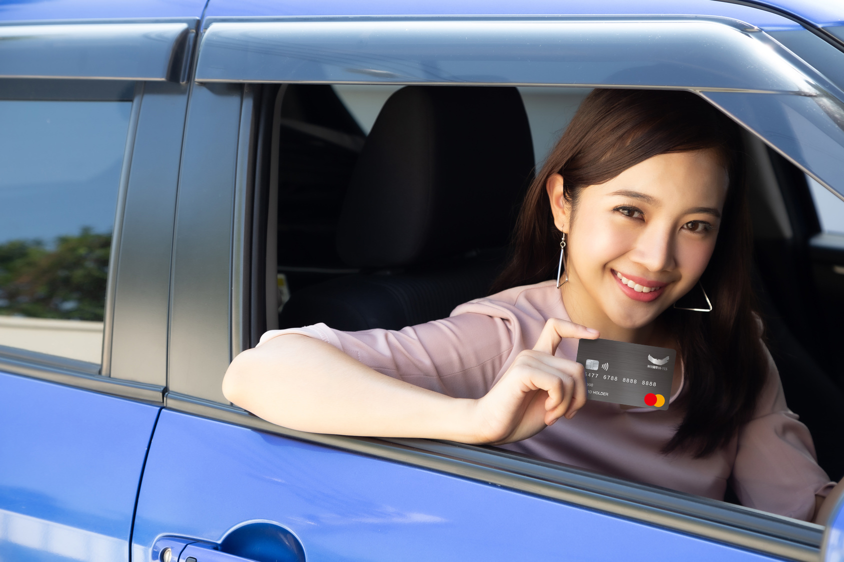 兆豐銀行攜手「車麻吉App」推出綁卡可享市區停車第1小時免費優惠。