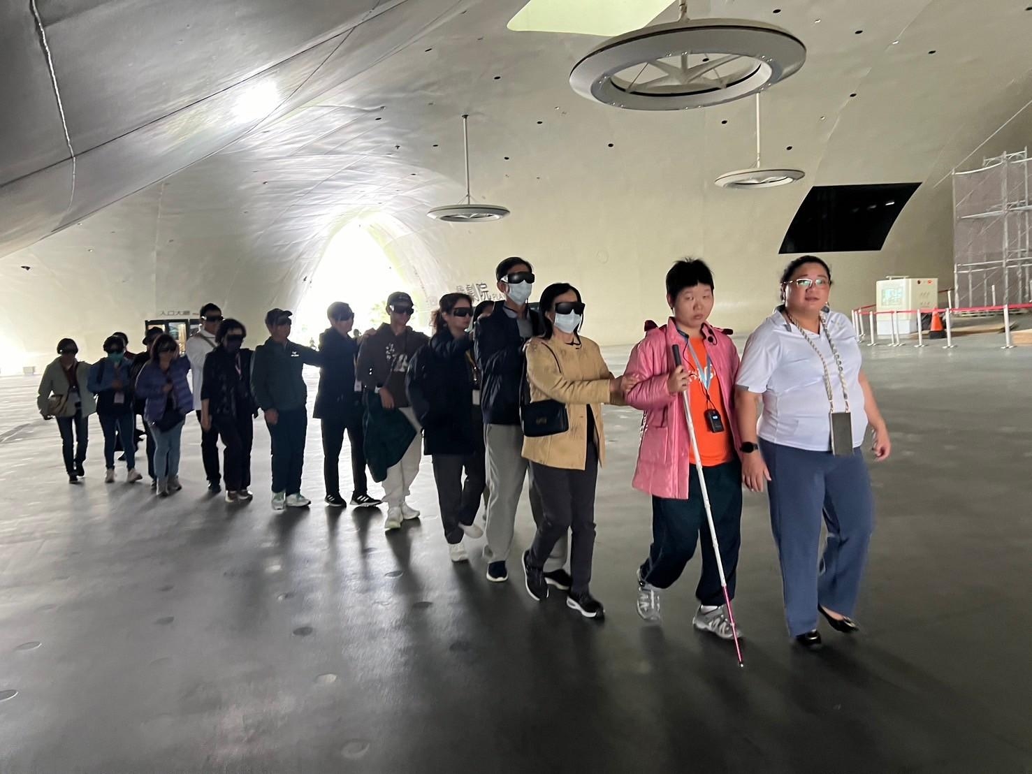 圖說：兆豐銀行攜手彤鳥社會企業於高雄衛武營國家藝術文化中心規劃視障感官體驗課程。