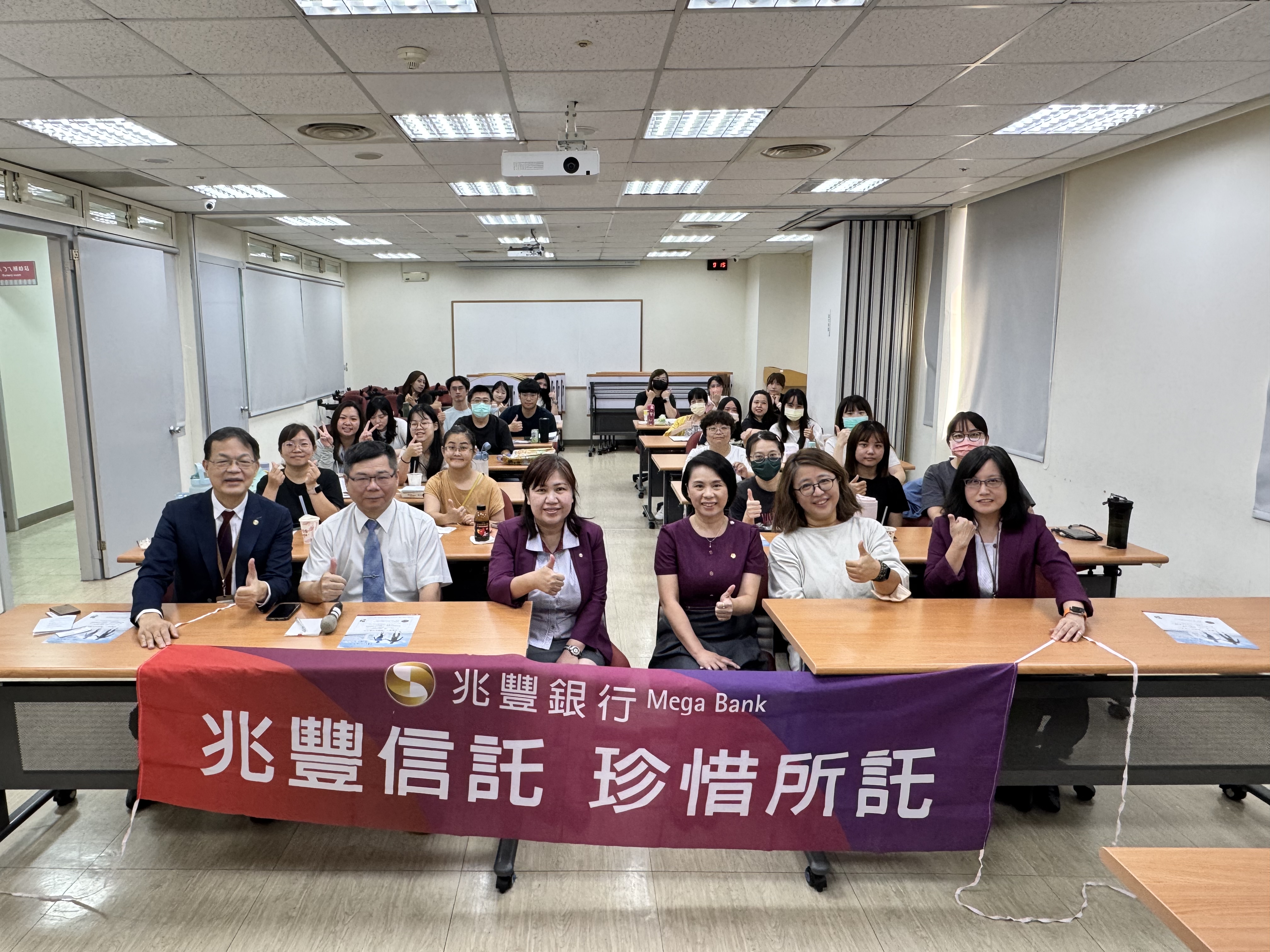 圖說：兆豐銀與新竹市府社會處攜手合作，舉辦社工培訓課程，推廣信託、防詐及金融知識。新竹市府社會處林明慧科長(右二)與兆豐銀劉雅萍董事(右三)、竹科竹村分行陳永川經理(左二)、信託處洪德芳副處長(左三)等人共同合影。