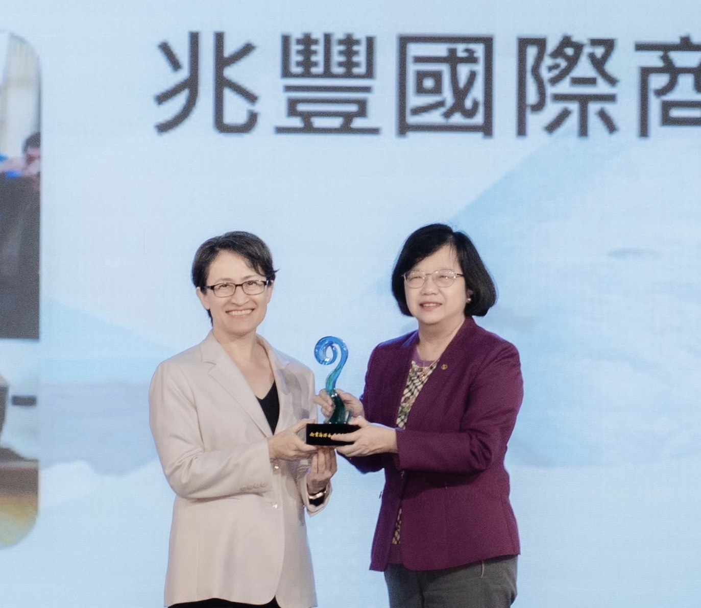 兆豐銀行推動海洋永續，以「築巢護岸 永續飛翔」計畫榮獲海委會首屆企業海洋永續貢獻獎，今(12)日由蕭美琴副總統（左）頒獎給兆豐銀行總經理黃永貞（右），肯定兆豐銀行的努力。