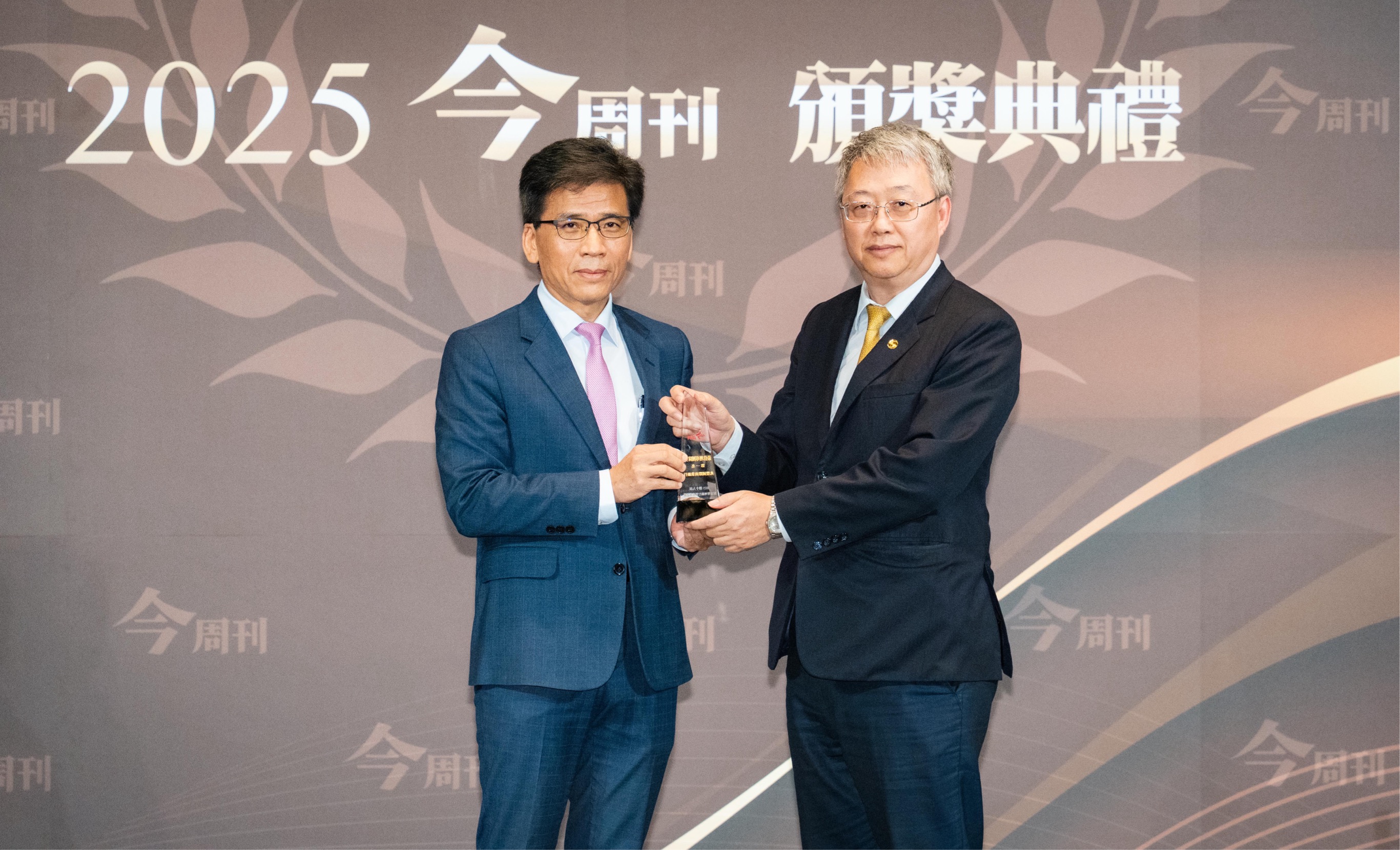 兆豐銀行榮獲《今周刊》評比「最佳理專團隊獎」、「最佳普惠金融獎」、「最佳風控獎」等3大獎項肯定，今(30)日由金管會主委彭金隆頒獎，兆豐銀行陳建中副總經理代表受獎。