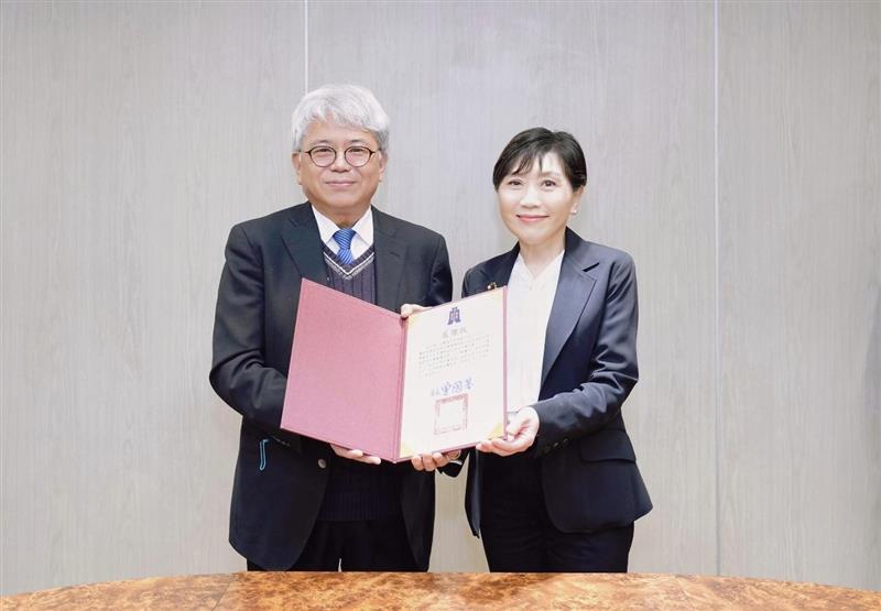 兆豐銀行協力打造永續典範，榮獲國產署頒獎肯定。今(23)日由財政部國有財產署曾國基署長（左）頒獎，兆豐銀行陳昭蓉副總經理（右）代表領獎。