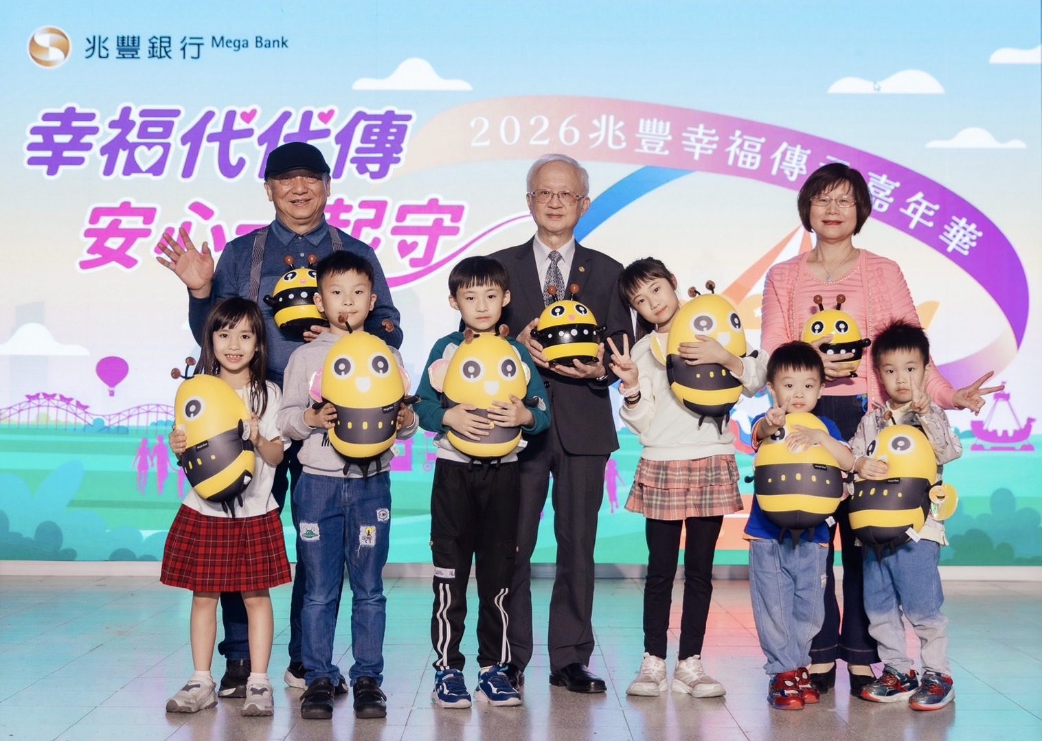「2026兆豐幸福傳承嘉年華」傳承儀式，由董瑞斌董事長（後排中）偕同北區營運長黃淑娥（後排右）及統園企業王繼中董事長（後排左），攜手孫子女溫馨參與，傳遞家庭價值與資產傳承之觀念。
