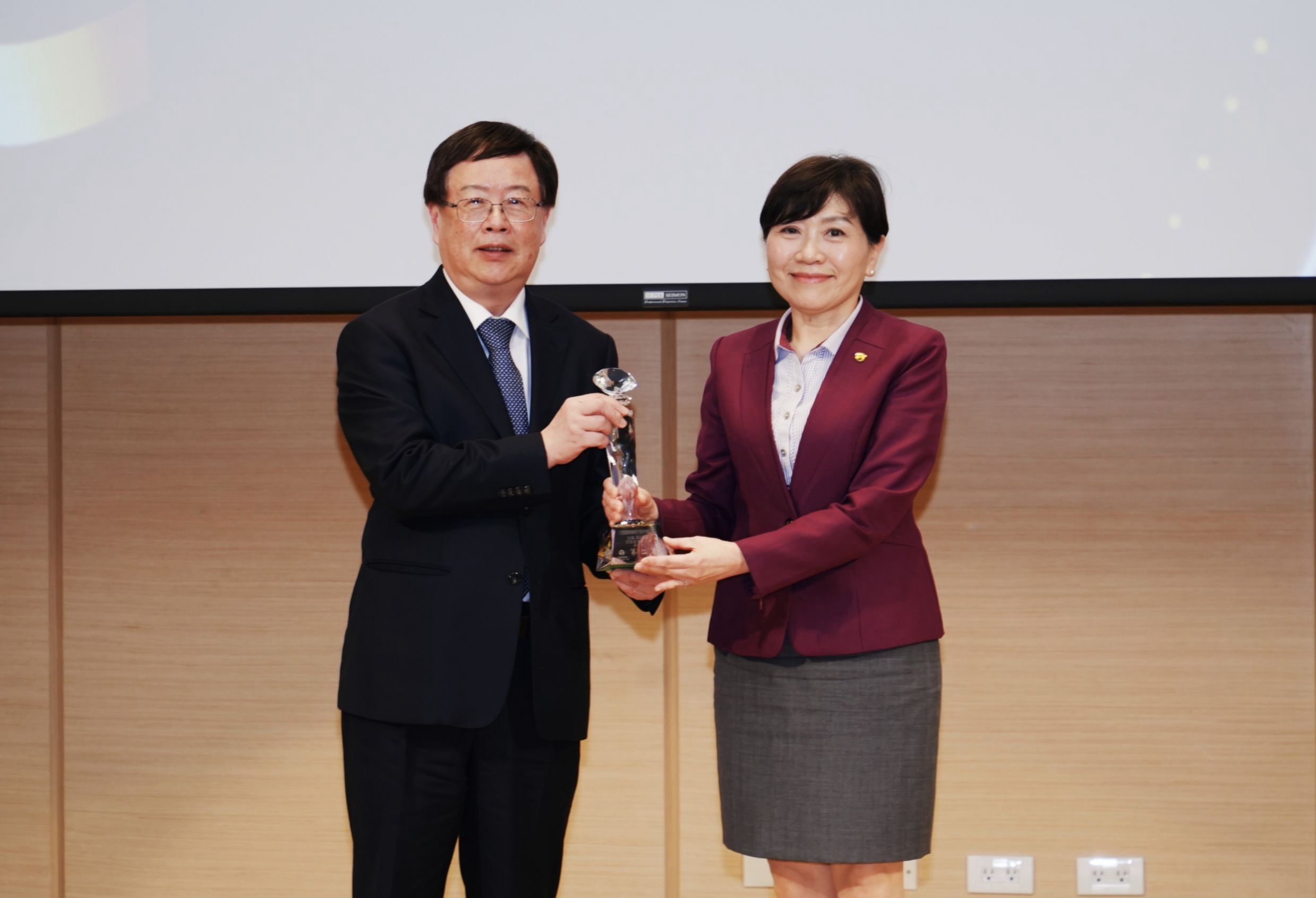 兆豐銀行榮獲期交所財富管理鑽石獎，由期交所董事長吳自心（左）頒獎給兆豐銀行副總經理陳昭蓉（右）。
