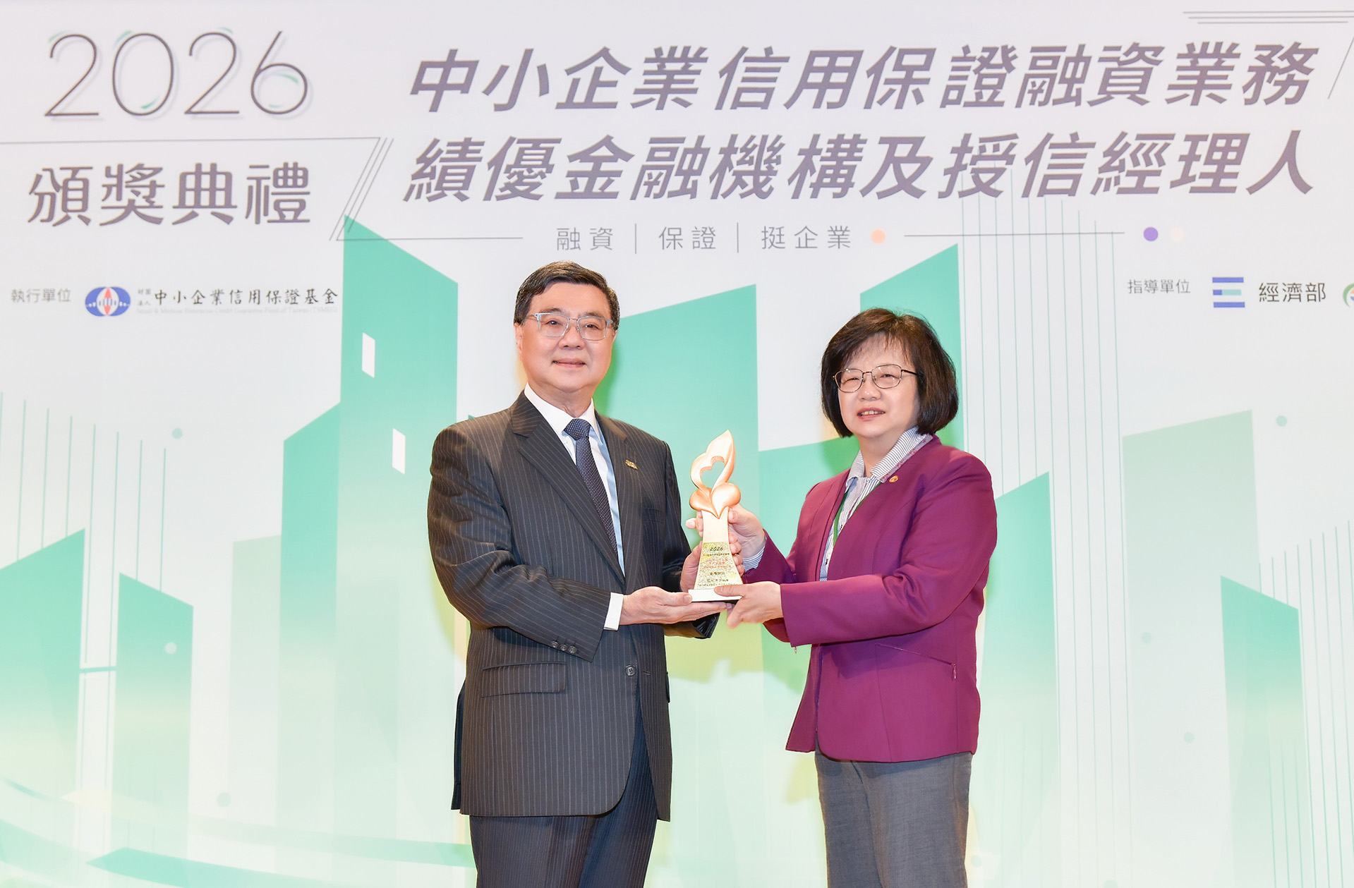 兆豐銀行榮獲「綠色授信與社會責任授信推動獎(綠色授信組)」、「協助中小微企業多元發展獎(通路發展類)」及「送保案件催收績效優良獎」三項大獎肯定，今(16)日由行政院院長卓榮泰(左)頒獎予兆豐銀行總經理黃永貞(右)，表彰兆豐銀行在金融服務與企業責任推動上的卓越表現。