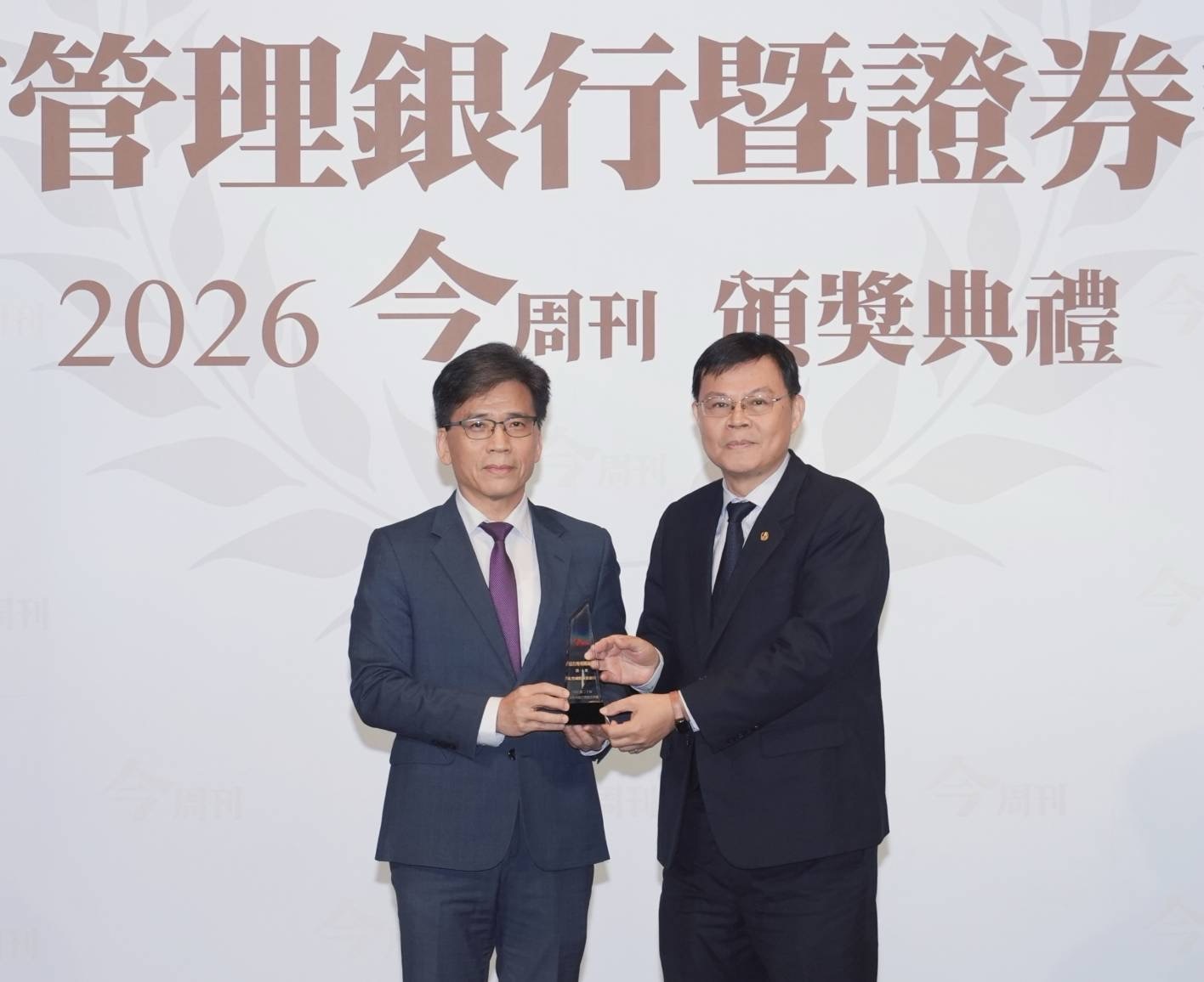 兆豐銀行勇奪《今周刊》2026財富管理評鑑四項大獎，展現財富管理專業實力。今（9）日由金管會主委彭金隆（左）頒獎，兆豐銀行副總經理陳文信（右）代表受獎。
