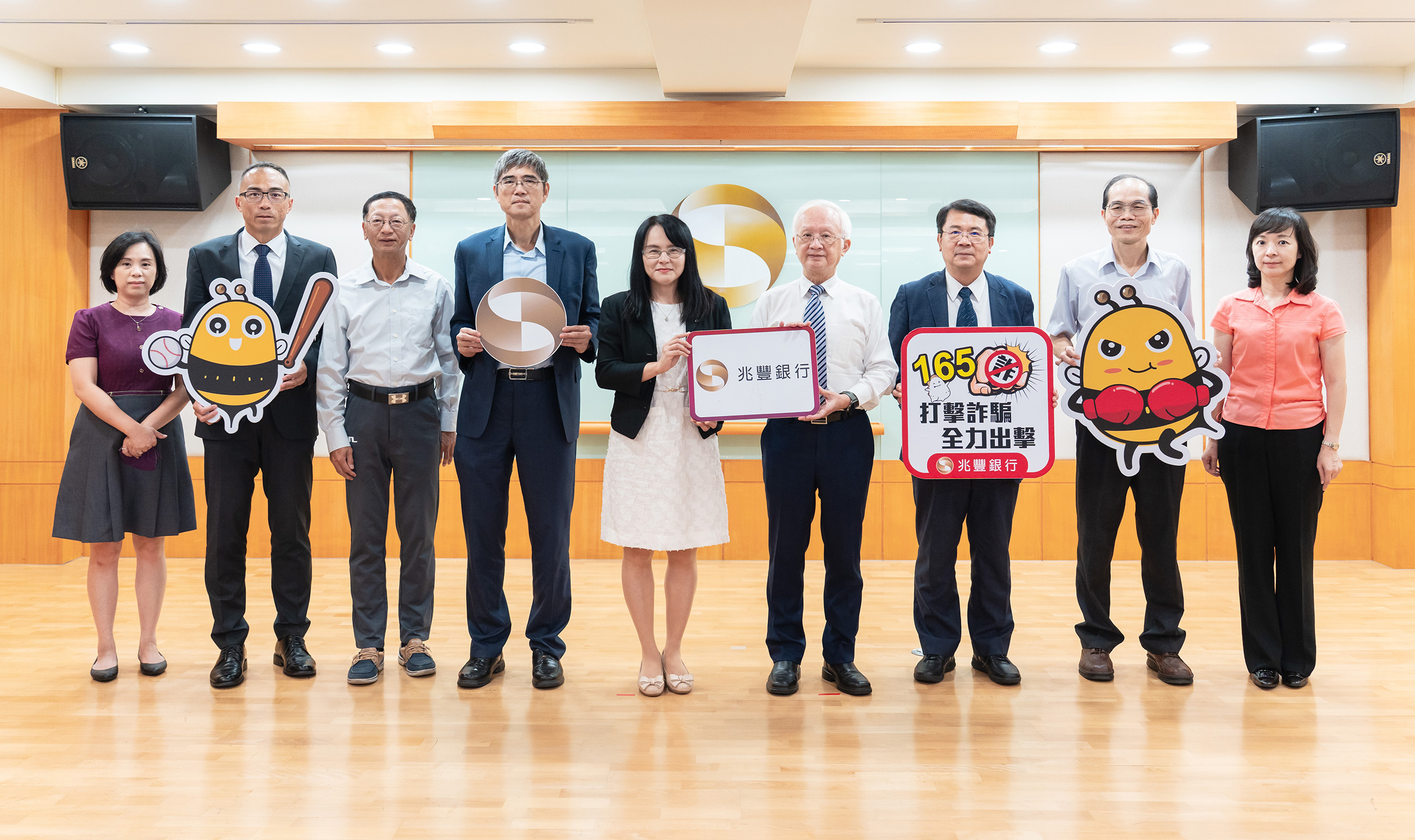 圖說:兆豐銀行9日舉辦防制洗錢及打擊資恐專題講兆豐銀行董事長董瑞斌(右四)率領董事及集團高階主管參加,並邀請臺灣高等檢察署檢察官蘇佩鈺(中)分享強化防制洗錢與應對風險控管的實務經驗。